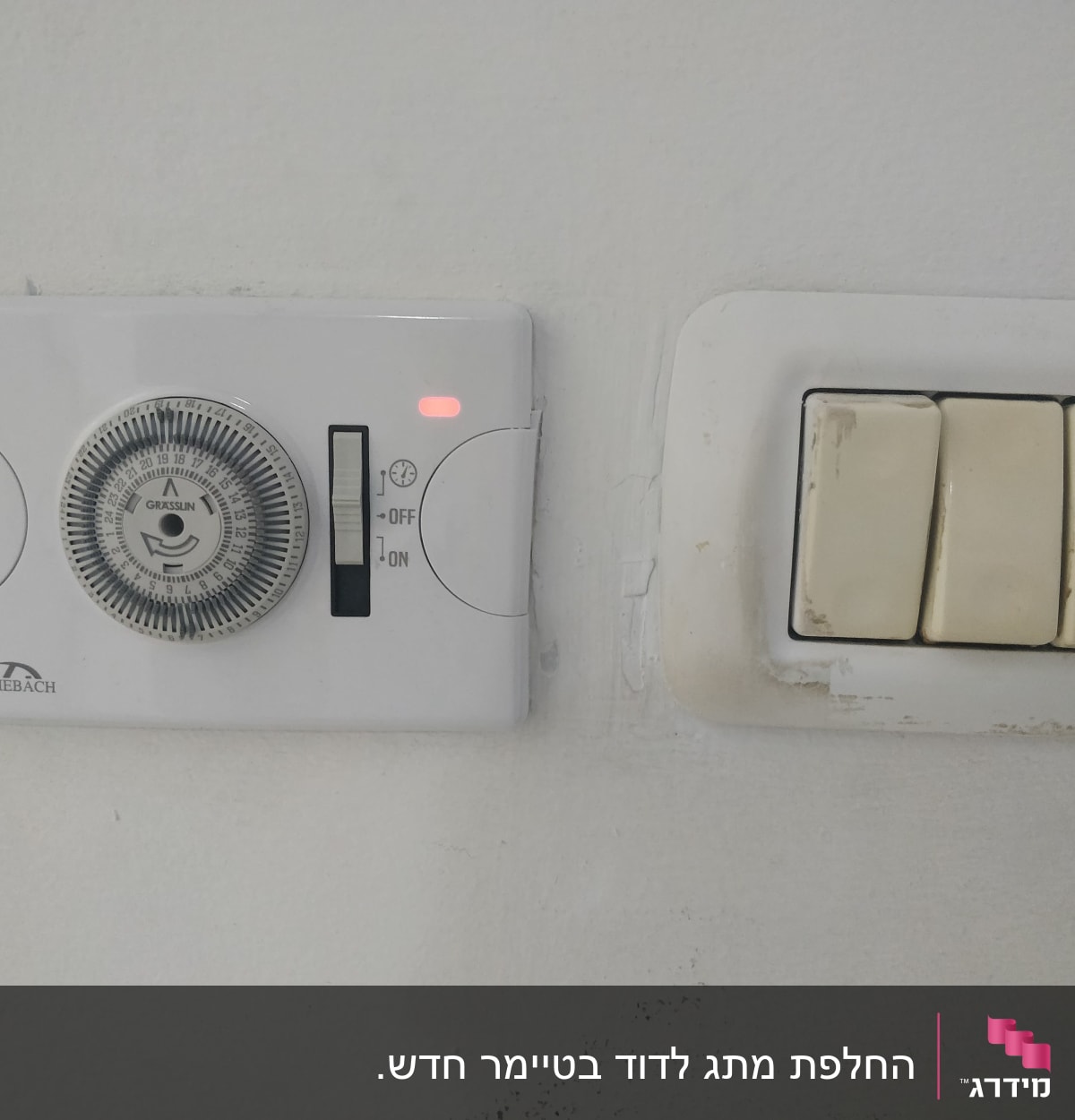 תרמוסטט ומתגי חשמל על קיר לבן